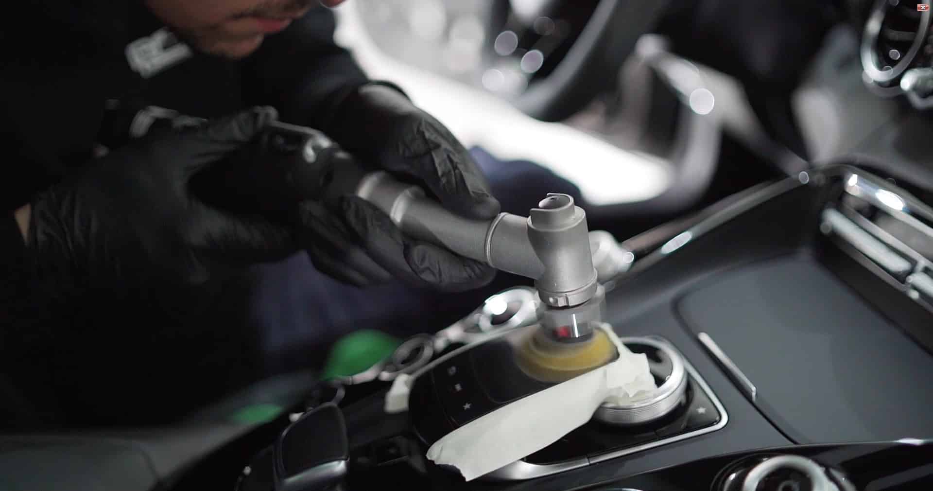 PPF Mercedes-AMG GT: protección STEK sobre pintura mate 2 Pulido con máquina de la consola central del Mercedes-AMG GT durante el detailing interior