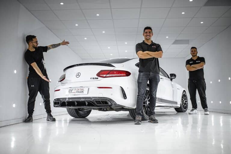 Equipo de Detail Park trabajando en el taller de detailing de Alicante