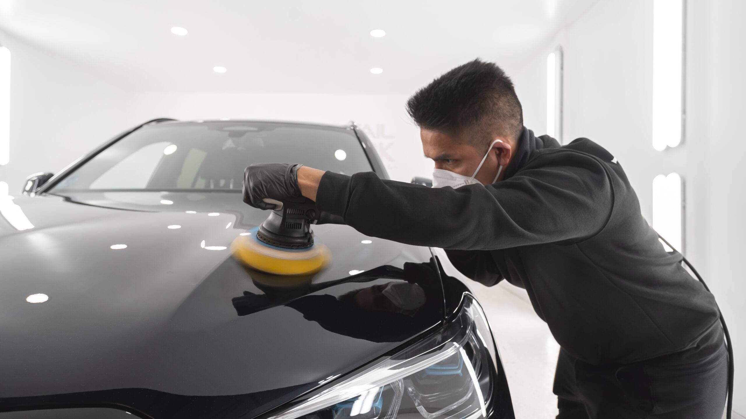 Curso de detailing presencial en Detail Park Alicante: alumno puliendo un coche