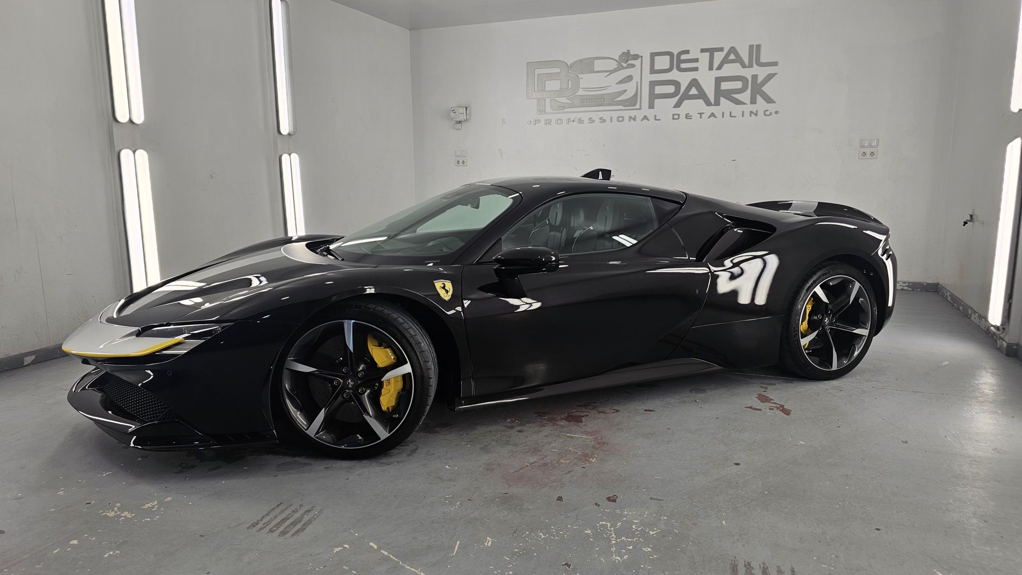 Vinilo para Ferrari SF90 Stradale: diseño decorativo a medida 9 Perfil lateral del Ferrari SF90 Stradale negro tras instalar el vinilo decorativo