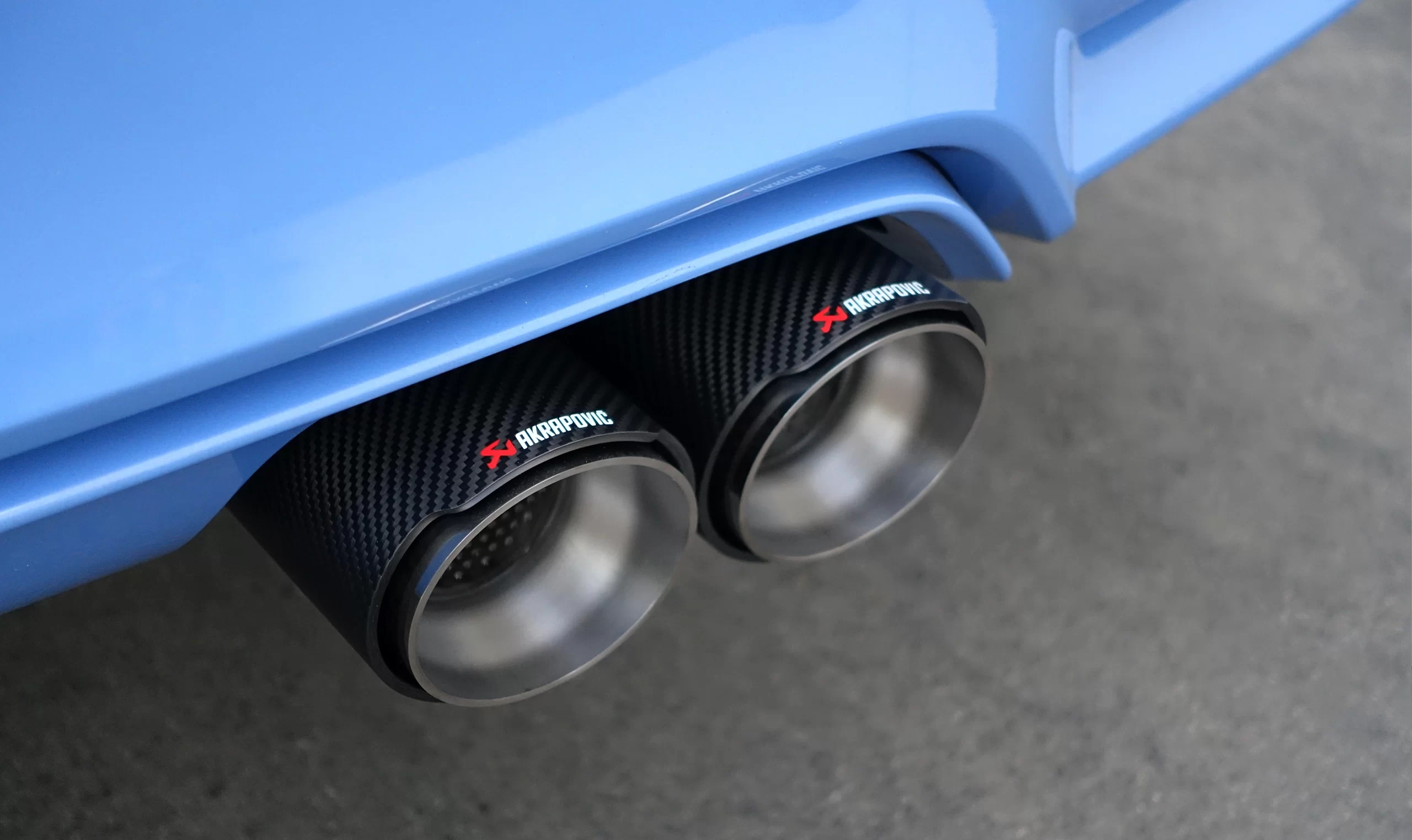 Instalación de escape deportivo Akrapovic en superdeportivo — Detail Park Alicante