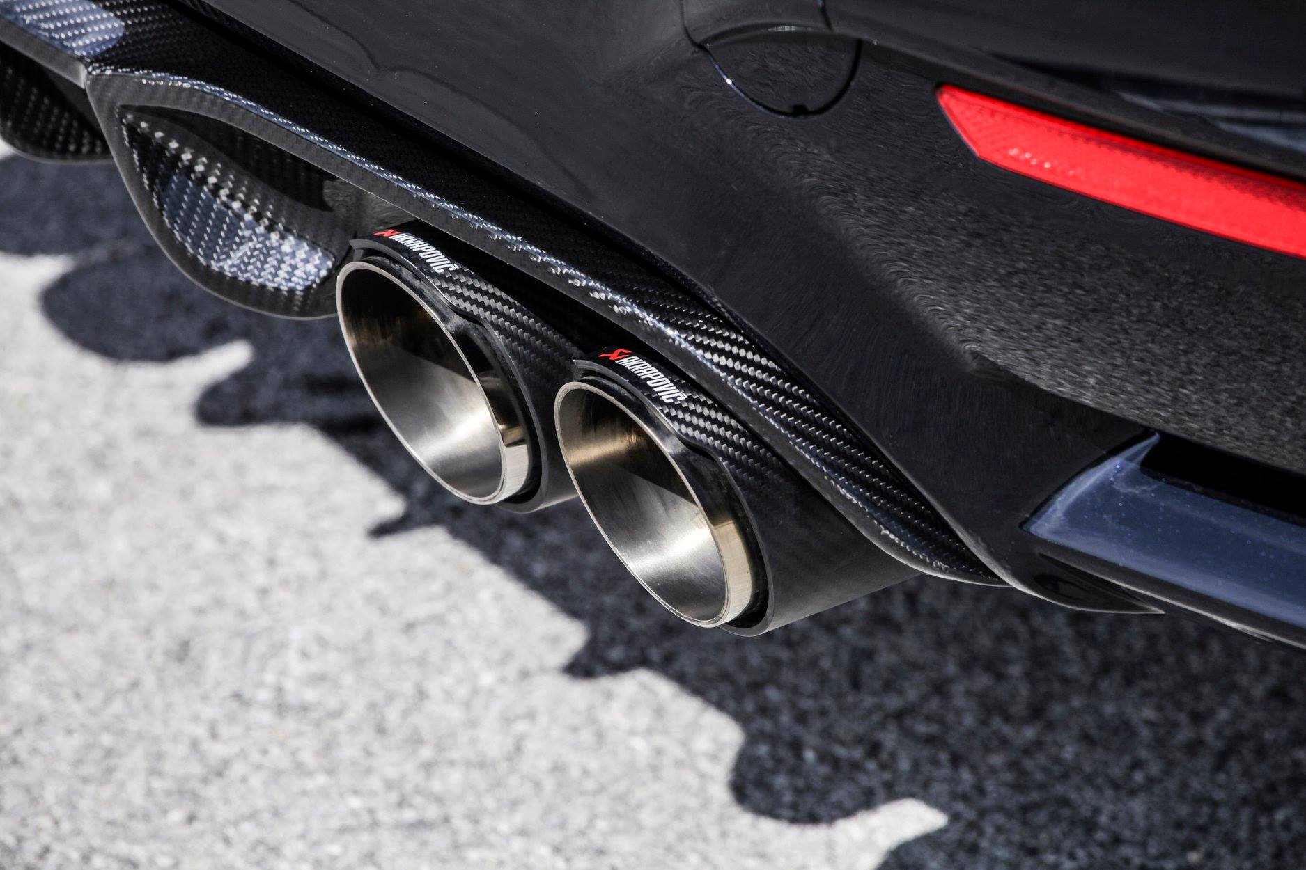 Instalación de escapes deportivos Akrapovic y marcas premium en Detail Park Alicante