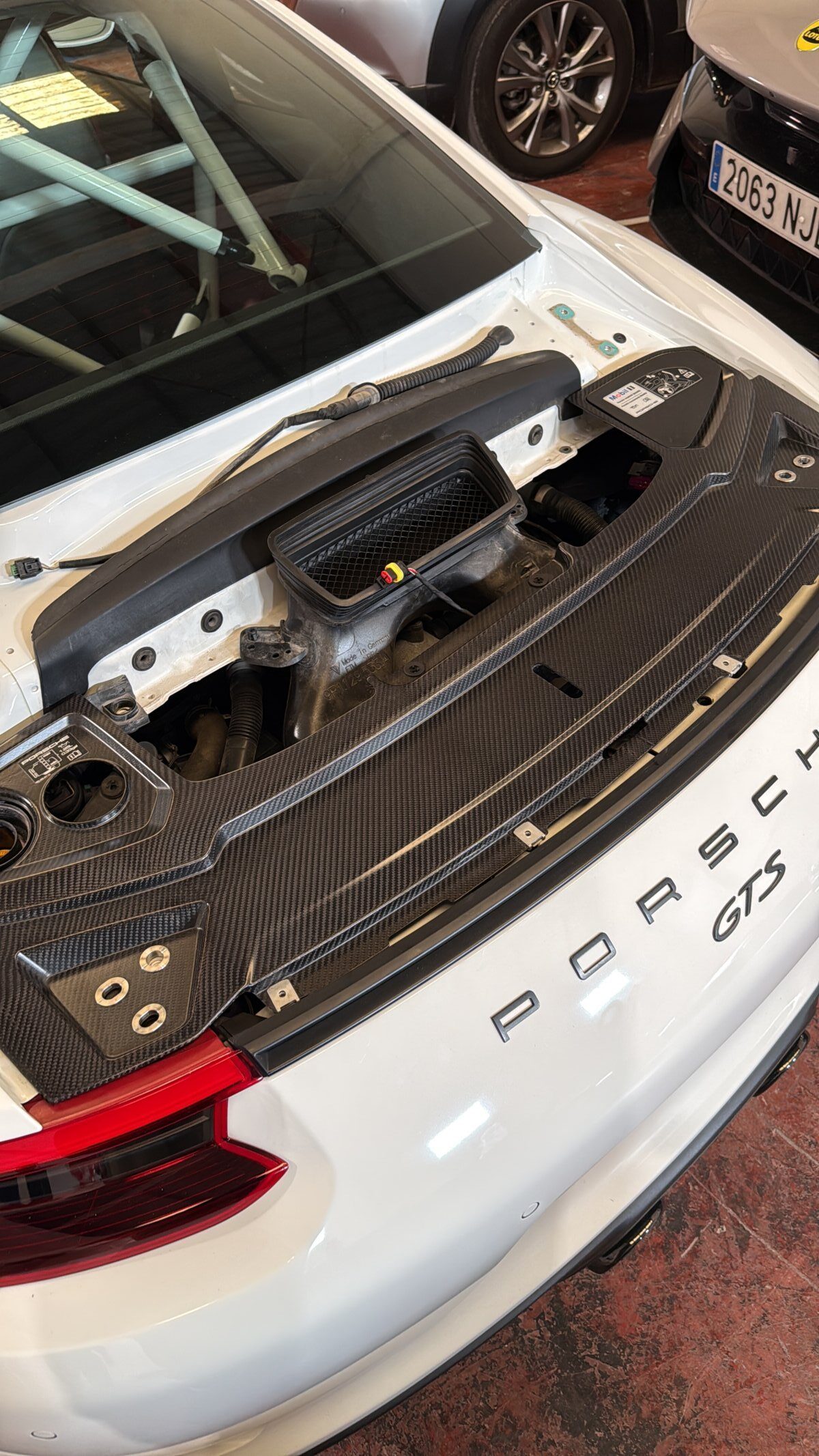 Alerón GT3 en Porsche 911 GTS: Instalación | Detail Park 21 Proceso de pintura del alerón GT3 en blanco para el Porsche 911 GTS