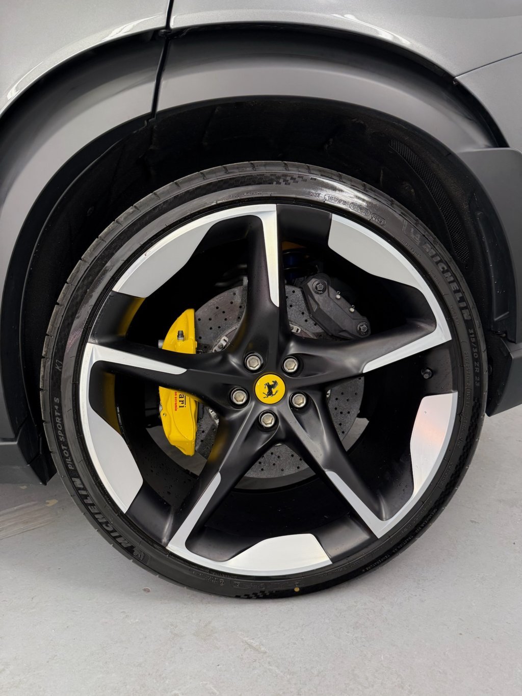 PPF Ferrari Purosangue: protección frontal con STEK 15 Aplicación de la lámina STEK DYNOshield sobre el capó del Ferrari Purosangue