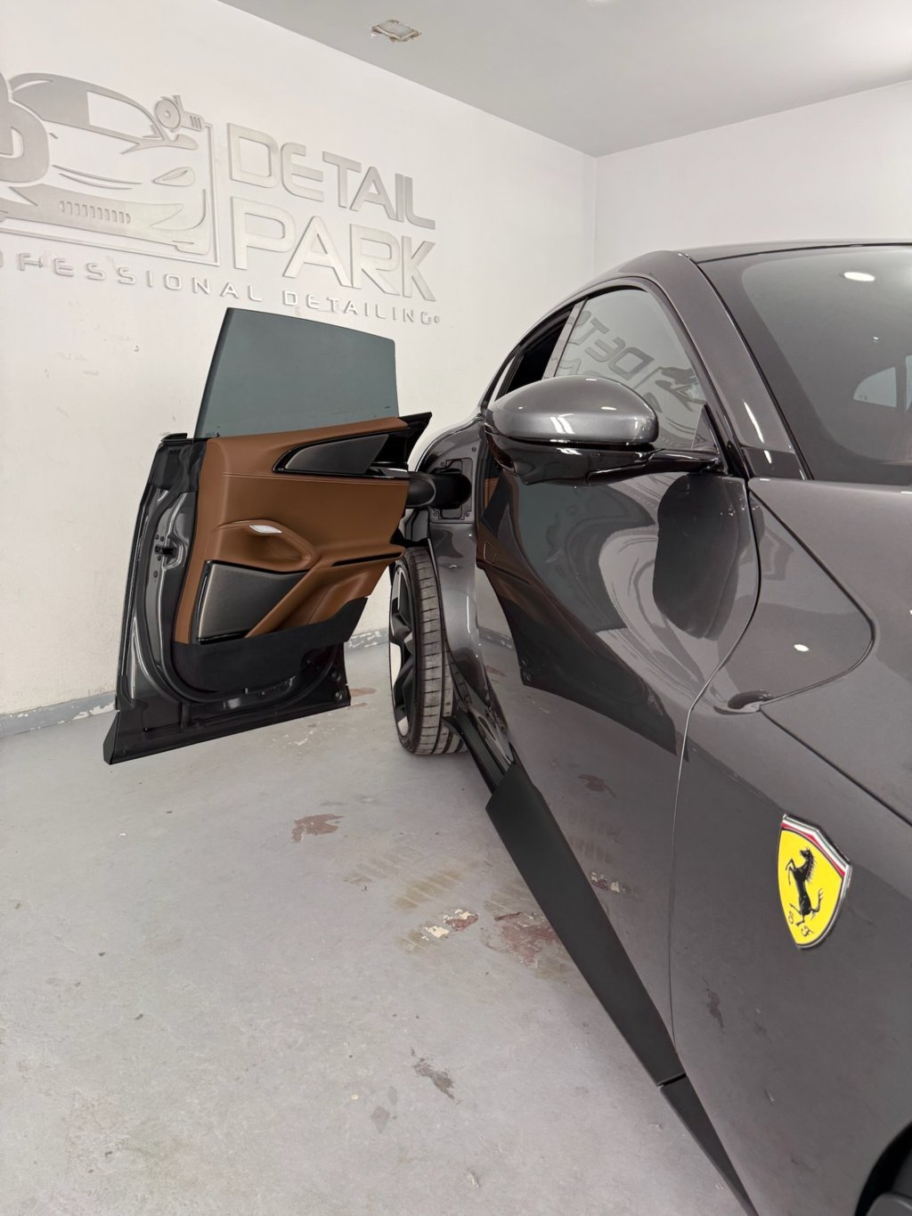PPF Ferrari Purosangue: protección frontal con STEK 17 Detalle del remate de bordes del paint protection film en el Ferrari Purosangue