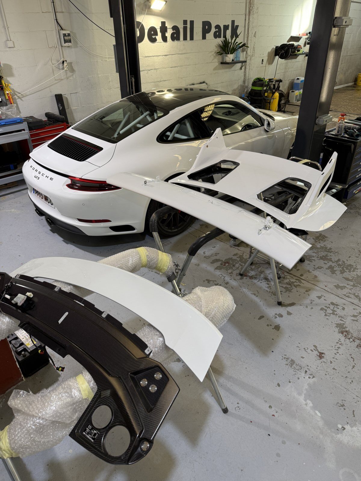 Alerón GT3 en Porsche 911 GTS: Instalación | Detail Park 16 Zona trasera del Porsche 911 GTS preparada para el montaje del alerón
