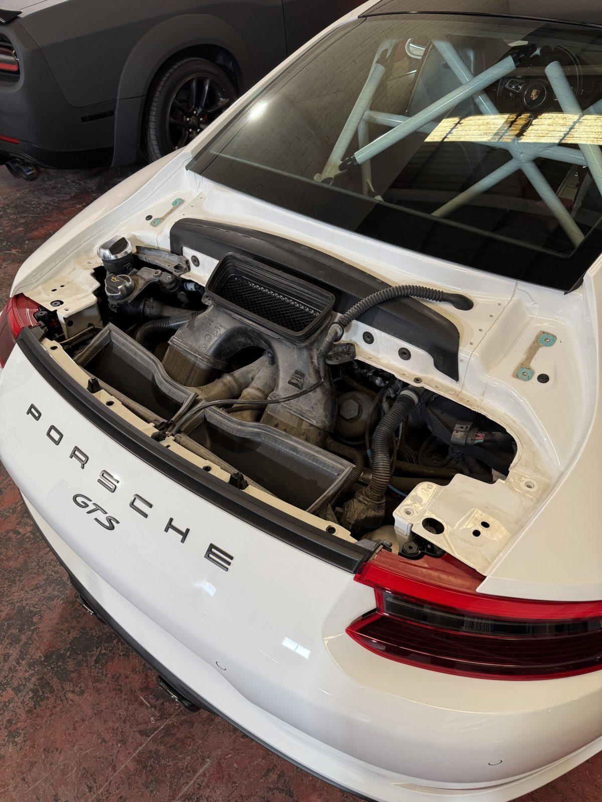 Alerón GT3 en Porsche 911 GTS: Instalación | Detail Park 25 Detalle del alerón GT3 montado sobre la tapa del motor del Porsche 911 GTS