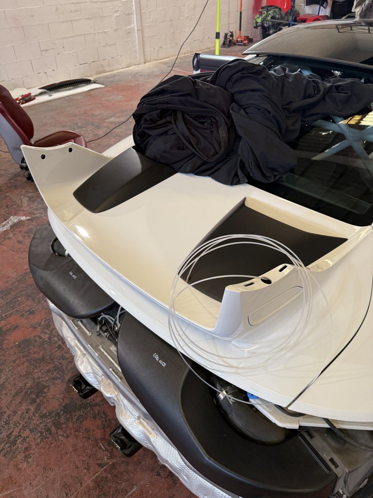 Alerón GT3 en Porsche 911 GTS: Instalación | Detail Park 22 Alerón GT3 pintado y listo para el montaje definitivo