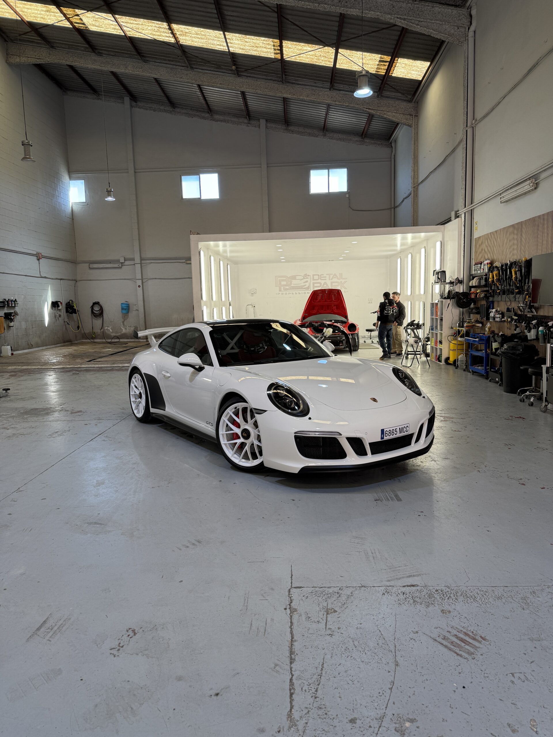 Alerón GT3 en Porsche 911 GTS: Instalación | Detail Park 14 alerón gt3 porsche 911 instalado en modelo GTS blanco en Detail Park