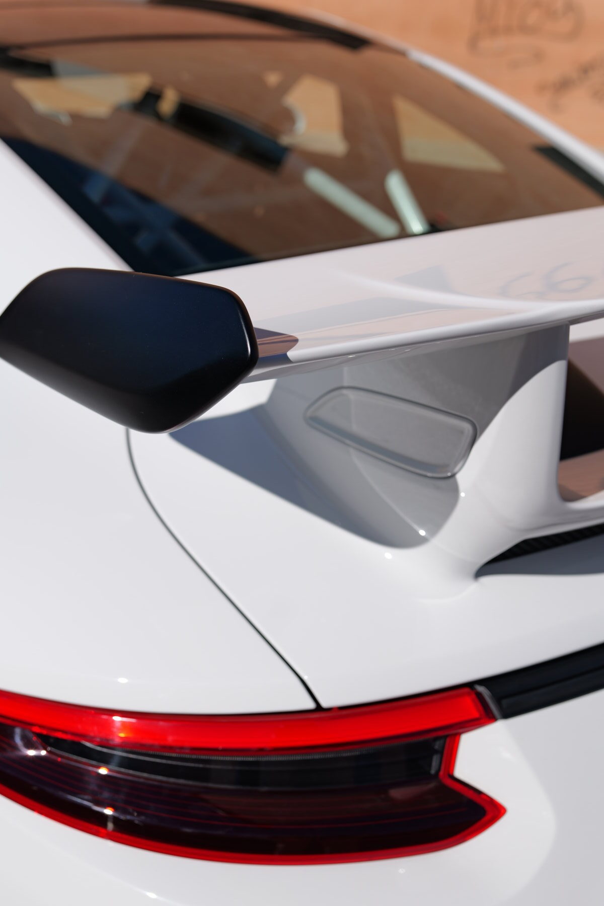 Alerón GT3 en Porsche 911 GTS: Instalación | Detail Park 18 Trabajo de preparación del alerón GT3 antes de la pintura