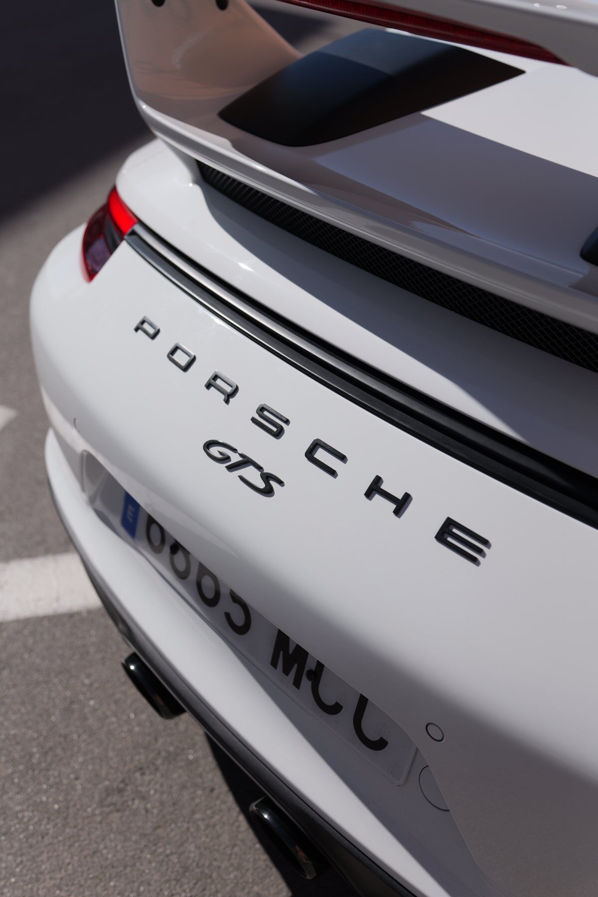 Alerón GT3 en Porsche 911 GTS: Instalación | Detail Park 19 Ajuste de los anclajes del alerón GT3 sobre la tapa del motor del Porsche 911
