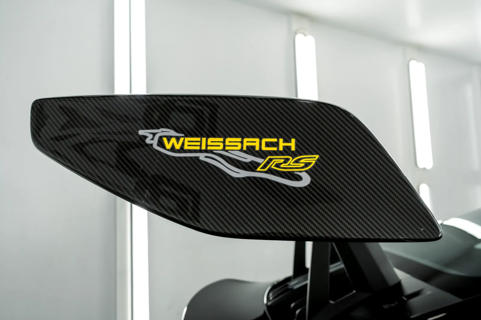 Porsche 911 GT3 RS: escape JCR, carbono, vinilo y full PPF 8 Placa lateral de carbono del alerón del Porsche 911 GT3 RS con letras en amarillo