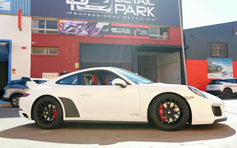 Porsche 911 GTS blanco de perfil con el alerón GT3 Porsche 911 ya instalado