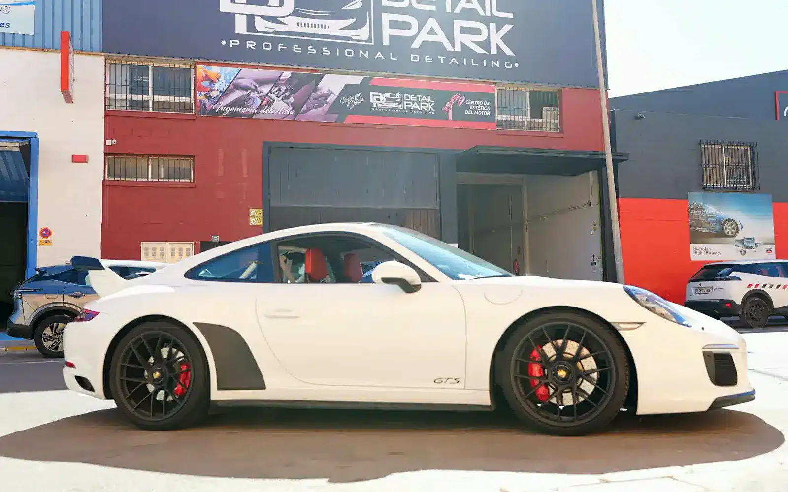Alerón GT3 Porsche 911: instalación en un 911 GTS 991.2 1 Porsche 911 GTS blanco de perfil con el alerón GT3 Porsche 911 ya instalado