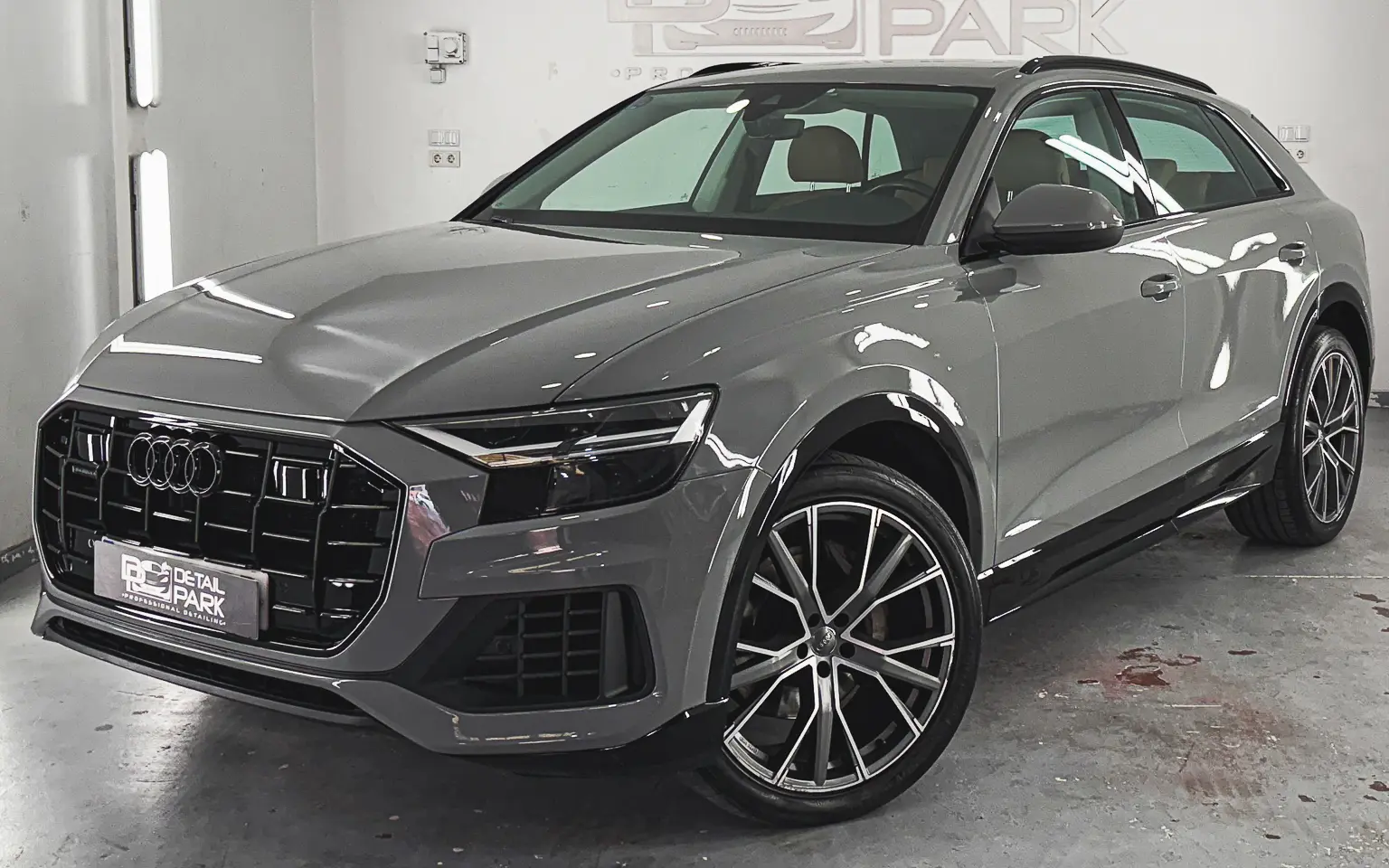 Audi Q8 gris Nardo: cambio de color con pintura en Alicante 1 Audi Q8 gris Nardo tras el cambio de color con pintura en Detail Park Alicante