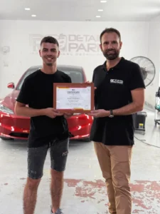 Cursos de Paint Protection Film 21 Ayoub recibe su certificado del curso de paint protection film en Detail Park