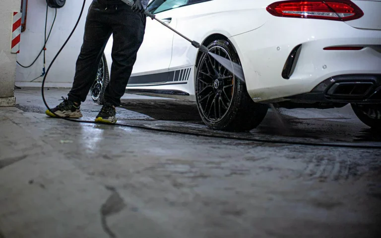 Lavado a mano o túnel de lavado: aclarado con lanza a presión de la llanta de un Mercedes Clase C Coupé blanco