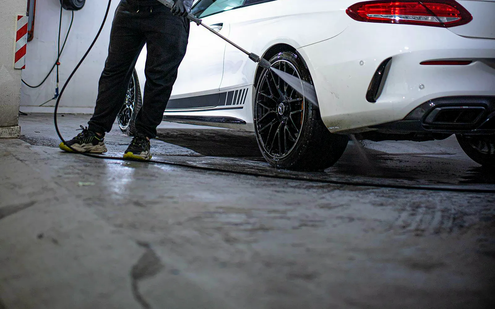 Lavado a mano o túnel de lavado: qué es mejor para tu coche 1 Lavado a mano o túnel de lavado: aclarado con lanza a presión de la llanta de un Mercedes Clase C Coupé blanco