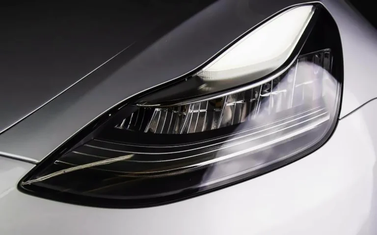 Faro LED de un coche blanco, una de las piezas que más agradece el PPF para faros