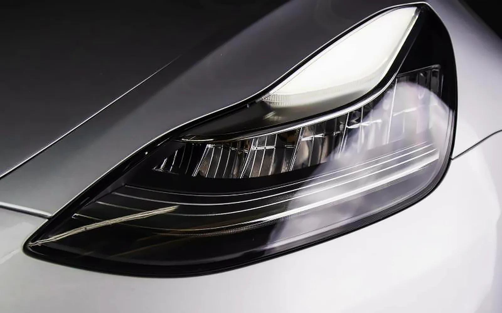 PPF para faros: protege los faros del coche del sol y la gravilla 1 Faro LED de un coche blanco, una de las piezas que más agradece el PPF para faros