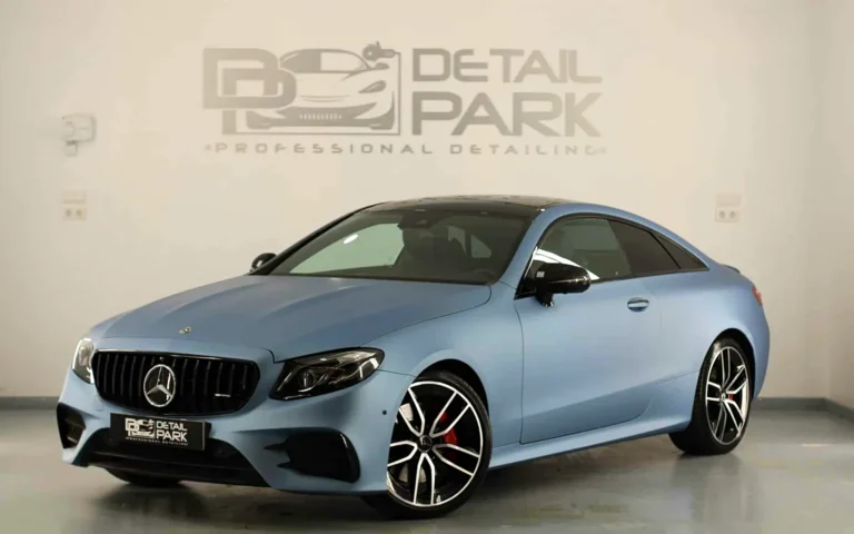 Vinilado Mercedes E350 Coupé en azul Frosty Blue con parrilla Panamericana en nuestro estudio