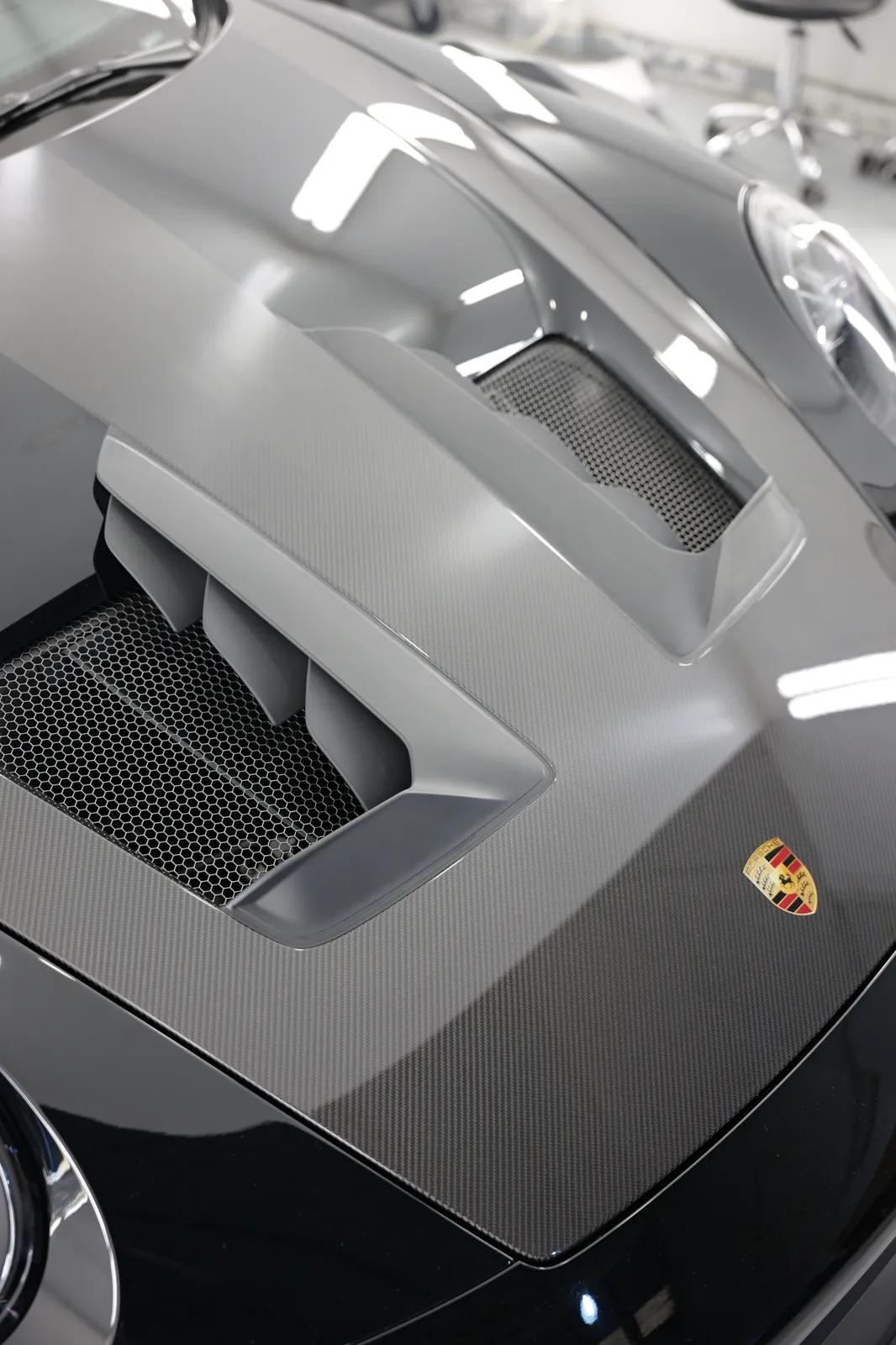 Porsche 911 GT3 RS: escape JCR, carbono, vinilo y full PPF 12 Salidas de aire de carbono del capó del Porsche GT3 RS durante la instalación en el taller