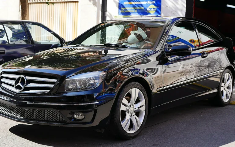 Cera de carnauba en un Mercedes CLC 200 negro, en tres cuartos delantero con reflejos en el capó