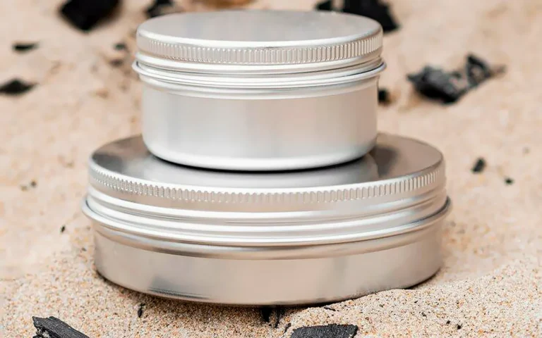 Latas de cera en pasta sobre arena, el formato de las mejores ceras de carnauba