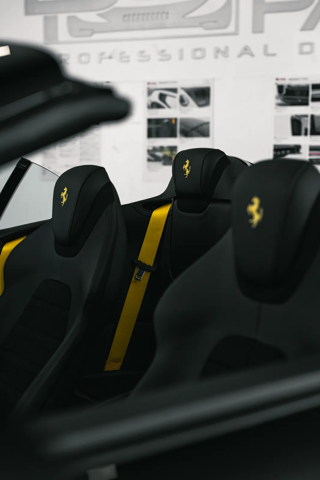 Ferrari Roma Spider: cinturones amarillos personalizados y full PPF 3 Cinturones de seguridad amarillos personalizados en los asientos del Ferrari Roma Spider, a juego con el Cavallino bordado