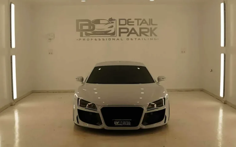 Coating cerámico Audi R8 V10 blanco visto de frente en la cabina de Detail Park