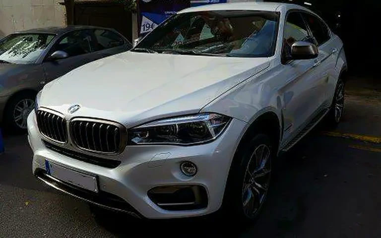 BMW X6 blanco en tres cuartos delantero tras el tratamiento cerámico con cQuartz