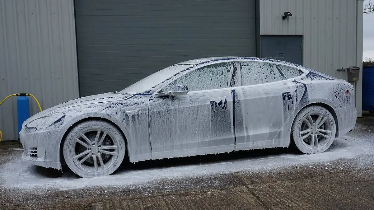 PPF para Tesla: cómo proteger la pintura de un Model 3 o Model Y 3 Tesla blanco cubierto de espuma activa durante un prelavado a mano sin rodillos