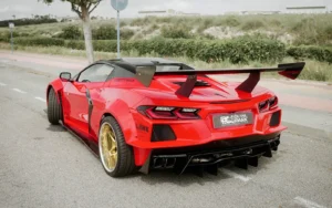 Corvette C8 Stingray con kit Liberty Walk original, alerón de carbono y llantas Rohana en oro cromado, visto desde atrás