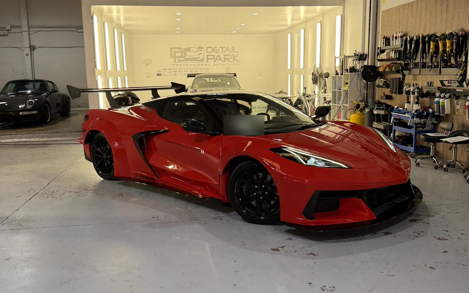 Corvette C8 Liberty Walk: montamos un kit 100 % original en Alicante 30 Corvette C8 con el kit Liberty Walk ya pintado en rojo y todavía con sus llantas originales negras