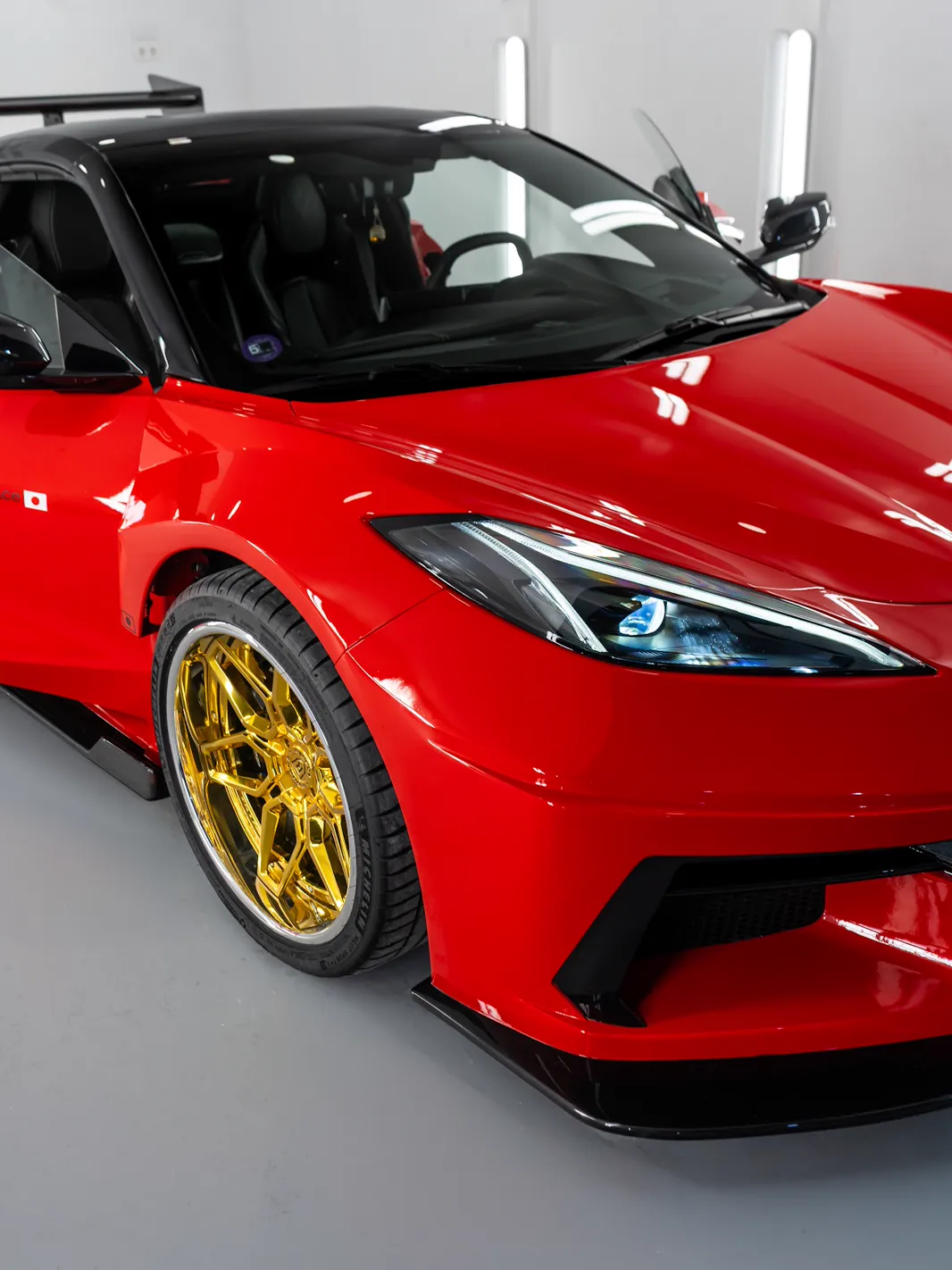 Corvette C8 Liberty Walk: montamos un kit 100 % original en Alicante 5 Tres cuartos delantero del Corvette C8 Liberty Walk con aleta ancha y llanta Rohana dorada
