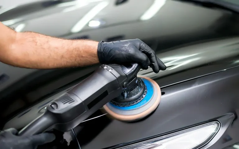 Pulido y corrección de pintura con máquina orbital