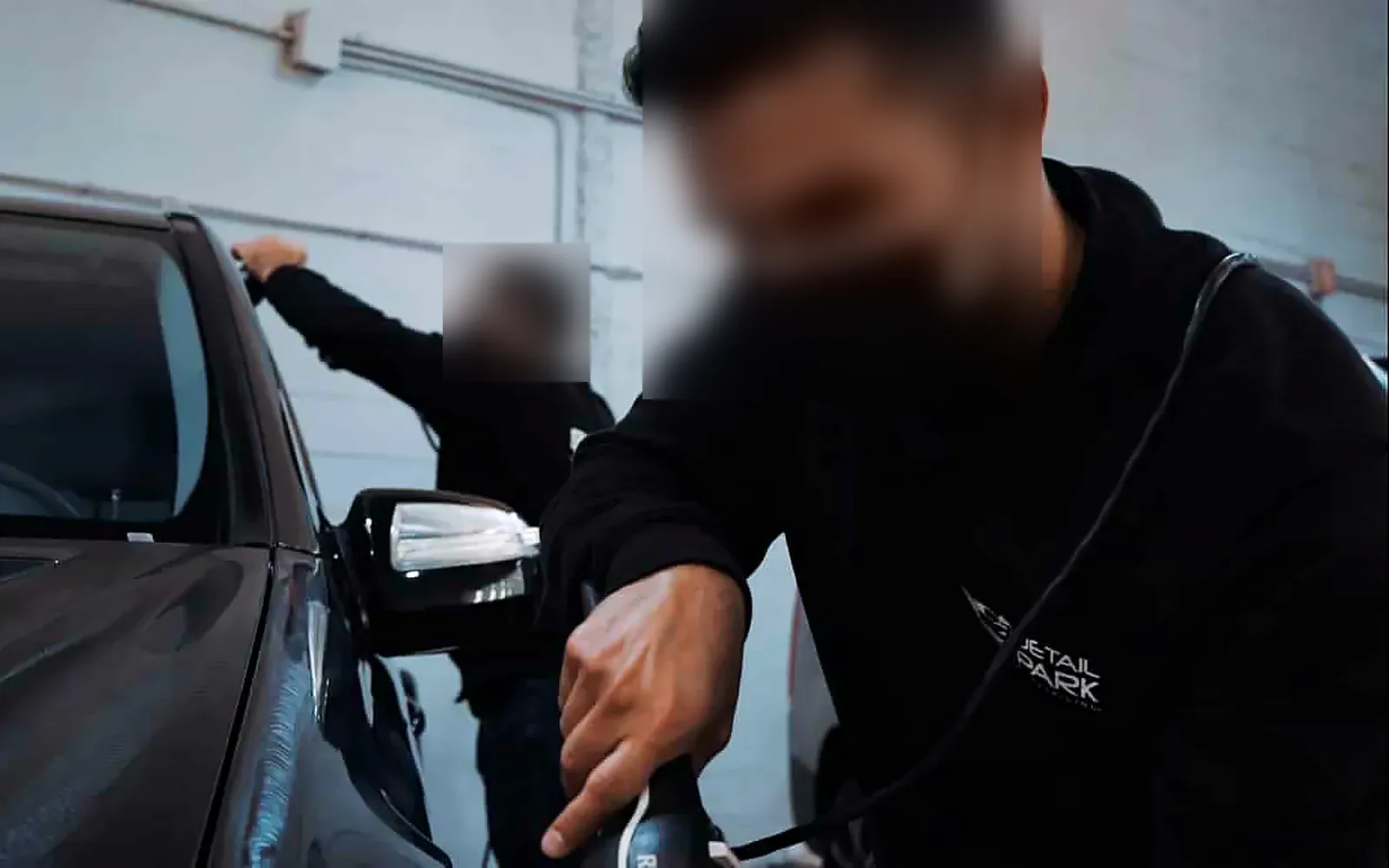Opiniones curso de detailing: la experiencia de Matías y Fabián 1 Opiniones curso de detailing: Matías y Fabián trabajan sobre un coche oscuro en Detail Park
