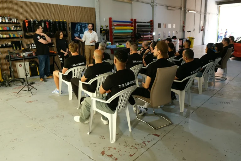 Cursos de Detailing 8 Clase teórica del curso de detailing en la nave de Detail Park, con los alumnos atendiendo a la explicación
