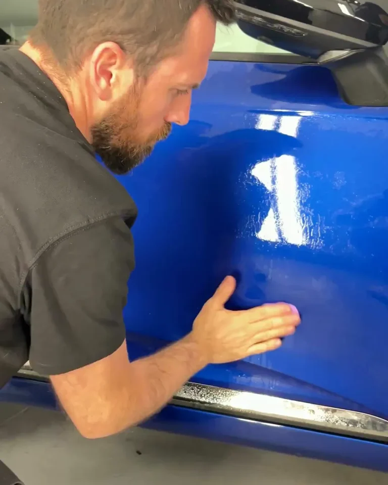 Cursos de Detailing 9 Alumno comprobando con la mano el tacto de la pintura tras la descontaminación