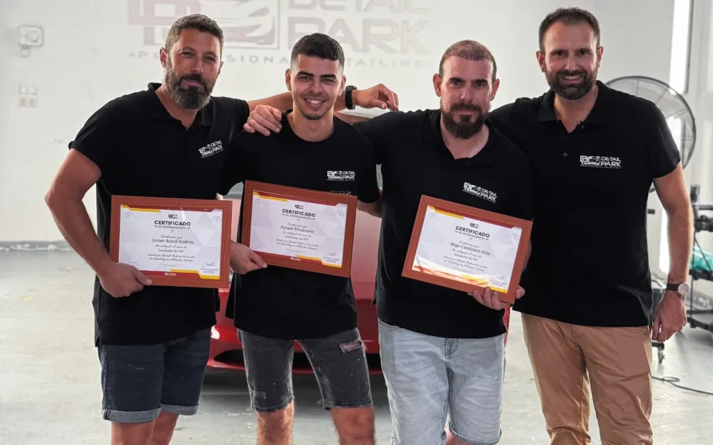 Nuestros Trabajos - BLOG 1 Javier, Ayoub e Iñigo con sus certificados del curso de instalador de PPF junto a su formador en Detail Park, Alicante