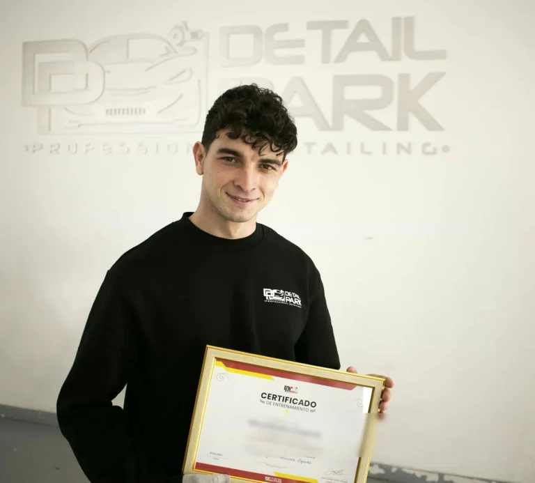 Curso de Car Wrapping 18 Alumno sonriente con su certificado del curso de car wrapping en Detail Park