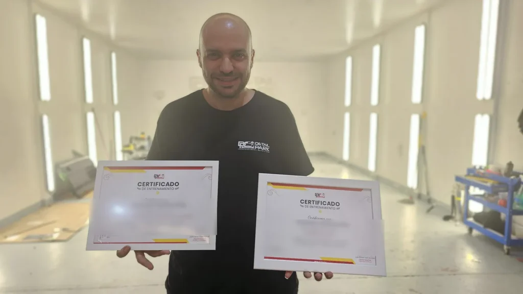 Curso de Car Wrapping 16 Alumno con los certificados de los dos niveles del curso de car wrapping