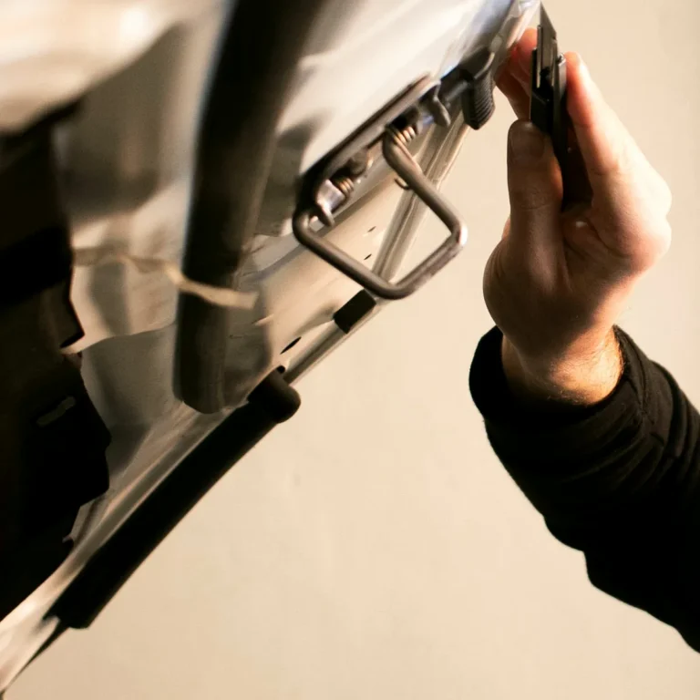 Curso de Car Wrapping 17 Cuchilla recortando el vinilo en la bisagra del capó