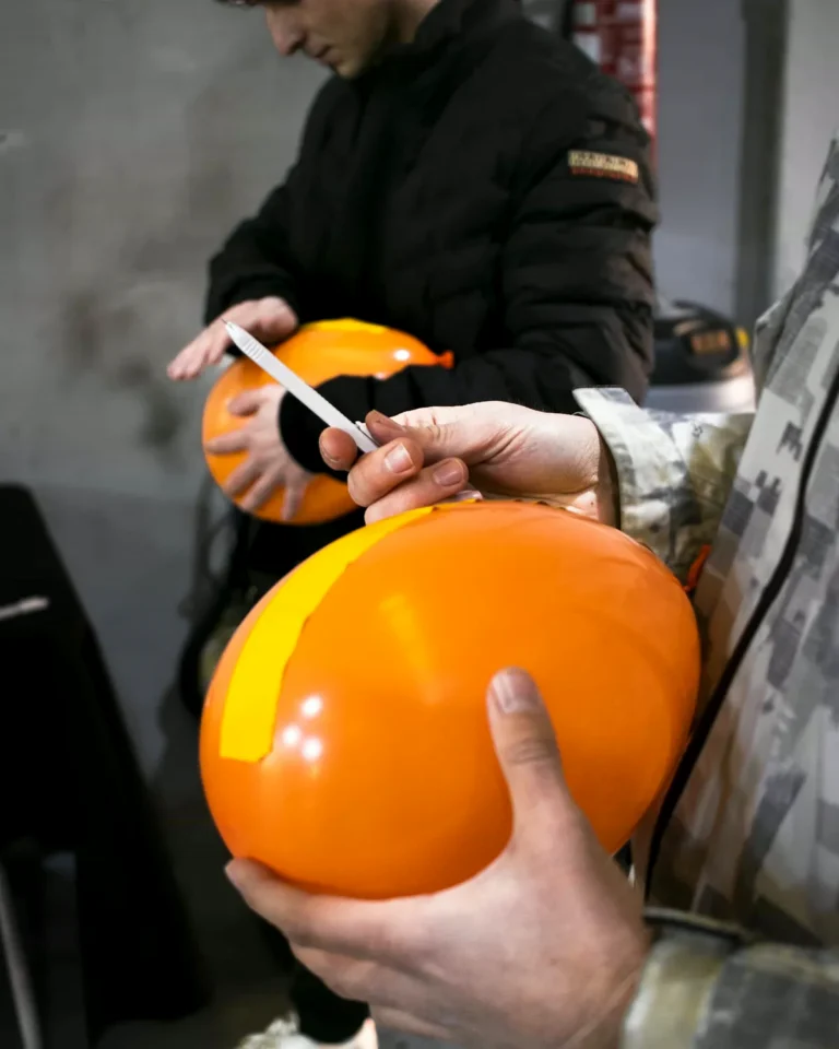 Ejercicio del curso de car wrapping: cortes y estirado de vinilo sobre un globo