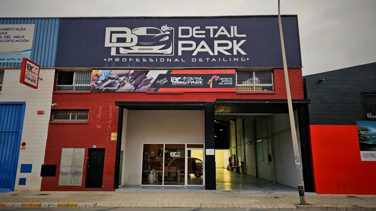 El Equipo 13 Fachada de la nave de Detail Park en la Calle Metalurgias, 13, de Alicante, con el rótulo del taller