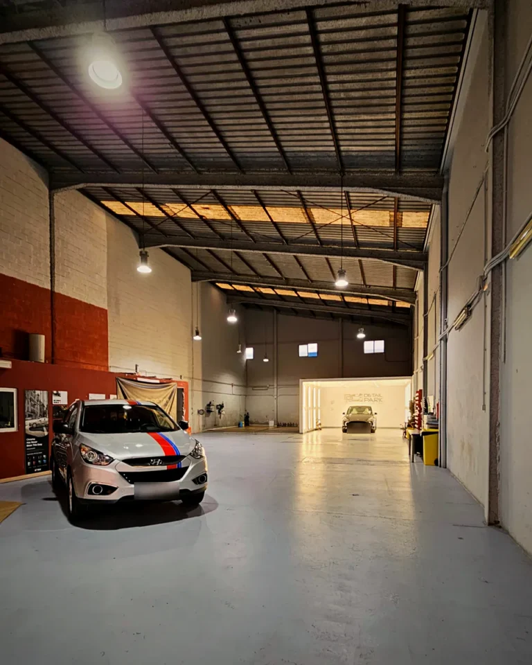 El Equipo 15 Zona de trabajo de la nave con un coche y la cabina de luz al fondo