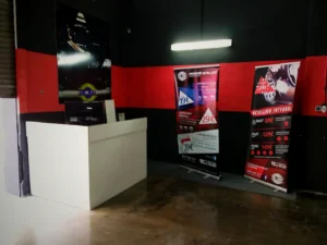 El Equipo 11 El primer taller de Detail Park: mostrador blanco y paredes pintadas en rojo y negro