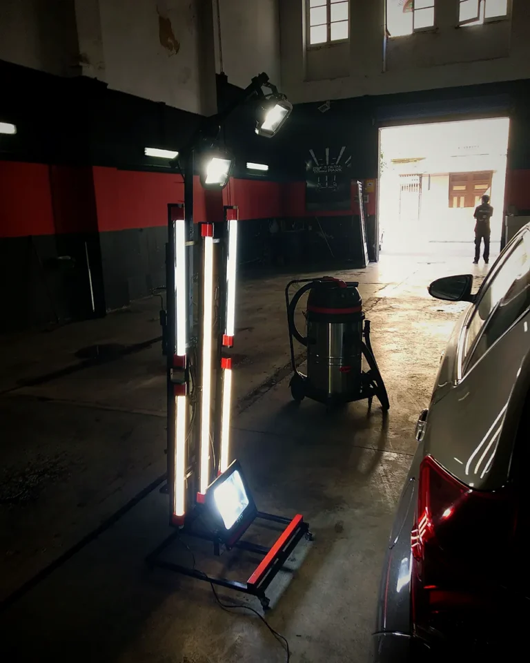 El Equipo 12 Focos LED para revisar la pintura de un coche en el primer taller de Detail Park
