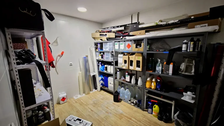 El Equipo 18 Almacén con estanterías de productos profesionales de detailing y rollos de lámina