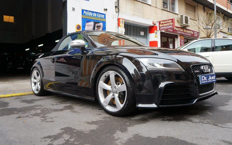 Audi TT RS Roadster negro en tres cuartos delantero tras el detailing y el pulido